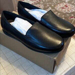Trotters Deanna Black Leather Flats/Size 6.5N
New with box